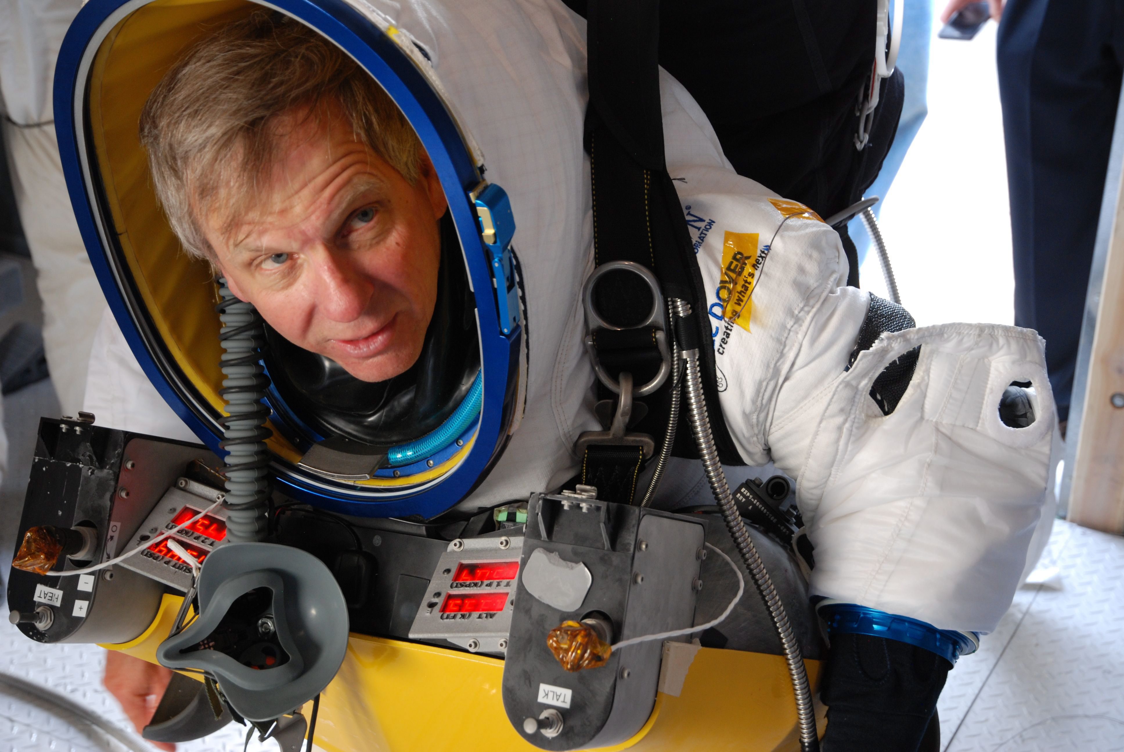 Google Vice President Alan Eustace Beats Felix Baumgartner's Skydiving Record