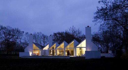 'Origami' House Changes Shapes To Take Advantage Of Different Seasons