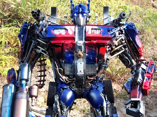 Chinese Scrapyard Workers Build Life-Size Transformers From Metal Junk